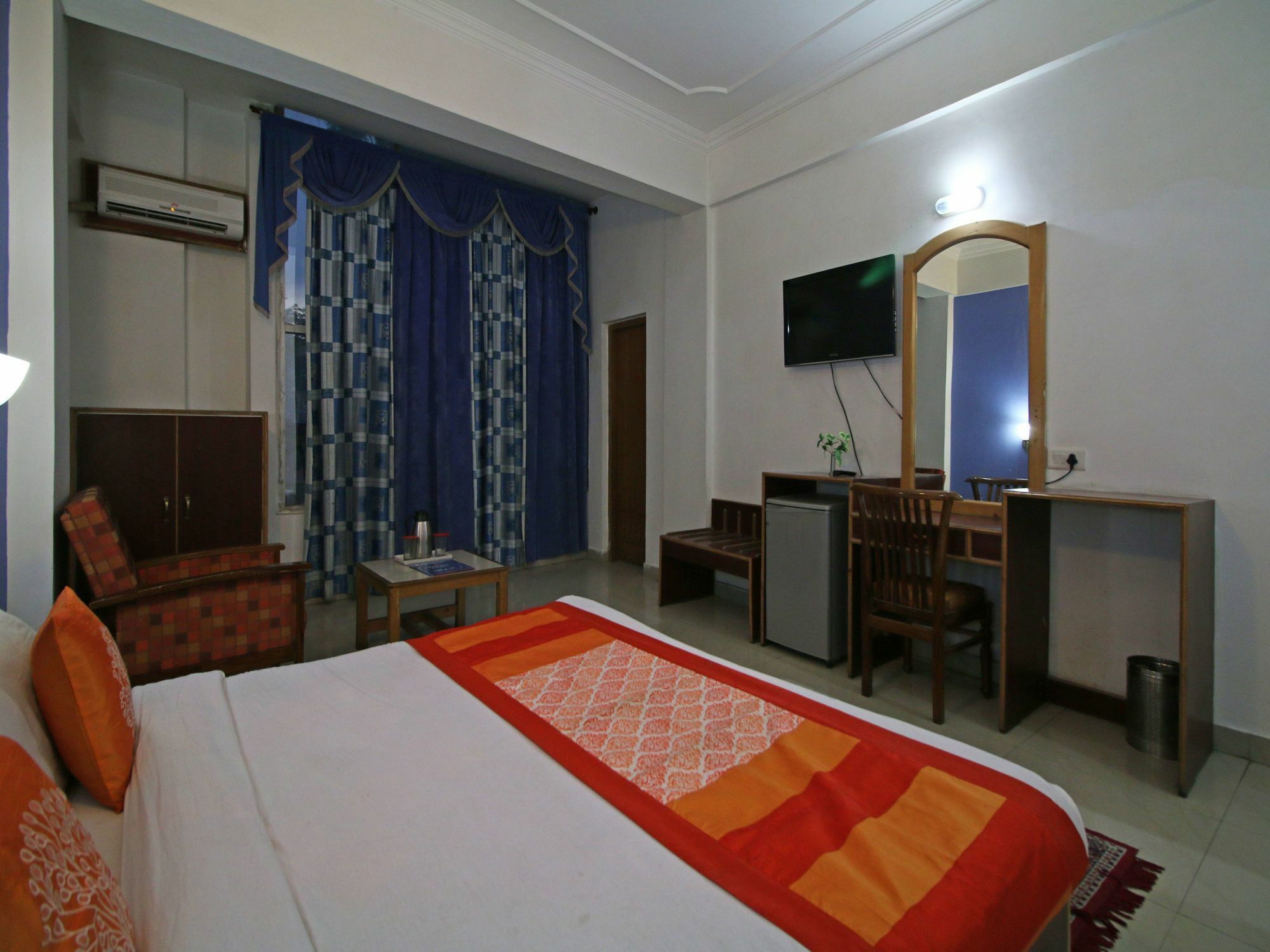Hotel Oyo 5667 Katra Continental Extérieur photo